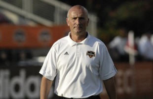 The PSP talks to Dynamo coach Dominic Kinnear