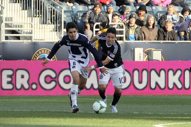 Roger Torres and David Cabarera working for the ball