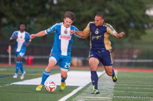 Quincy Thomas works to dispossess Antoine Hoppenot. (Photo Credit: Dave Musante/Penn Images)