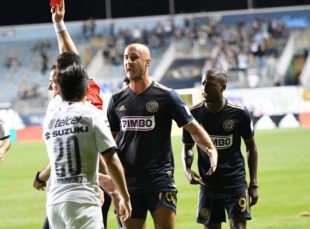 Idekel Domínguez and Aurélien Collin have words about the play with Fafa and Juan Pablo Vigón. As you can see the ref is issuing a red card while this exchange is happening.