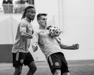 Sergio Santos looks for the opportunity to steal the ball during defensive drills with Matej Oravec.