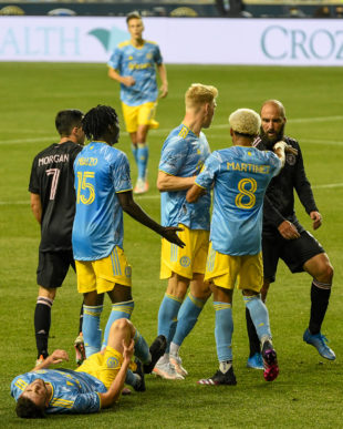 Union teammates come to hold Gonzalo Higuaín accountable for the play against Kia Wagner.