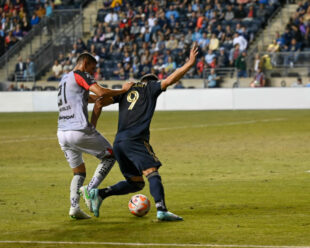 Julián Carranza and Carlos Robles battling for the ball.