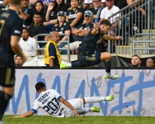 Kai Wagner jumps over a tackle by Ettson Ayón.