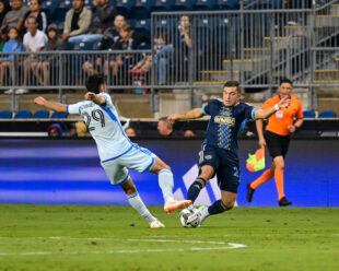 Kai Wagner and Mathieu Choinière go in for the ball.