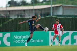 Quinn Sullivan receiving a pass in front of a Slavia Prague defender.