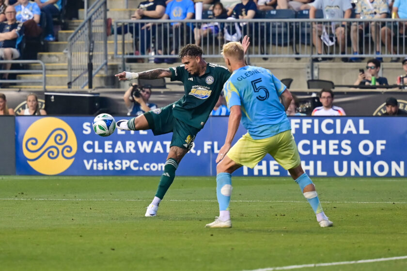 A mistake by Jakob Glesnes leads to a goal by Colorado's Rafael Navarro