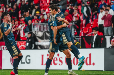 Iloski celebrates his goal with Damiani and Lukic