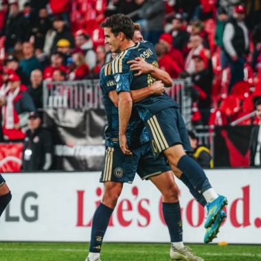 Iloski celebrates his goal with Damiani and Lukic