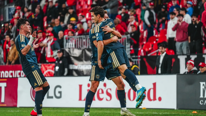 Iloski celebrates his goal with Damiani and Lukic